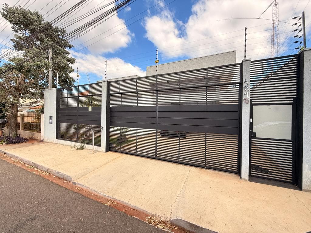 Casa à venda em Maringá, Jardim América, com 3 suítes, com 223.33 m²