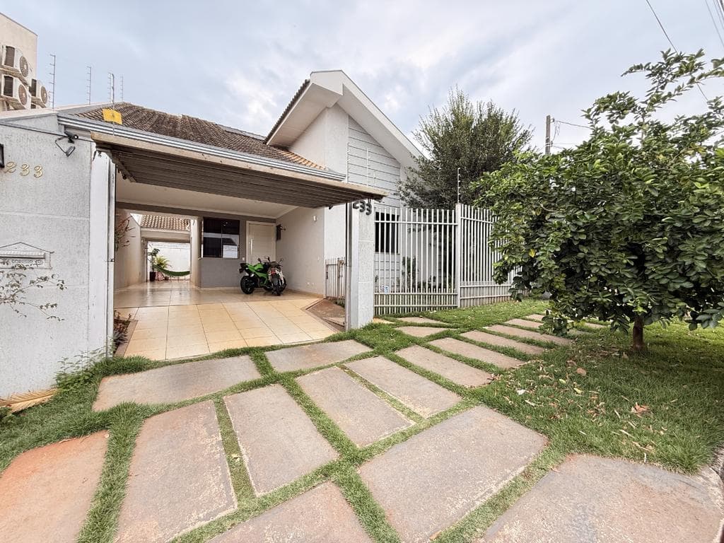 Sobrado à venda em Maringá, Residencial Moreschi, com 4 quartos, com 269.43 m²
