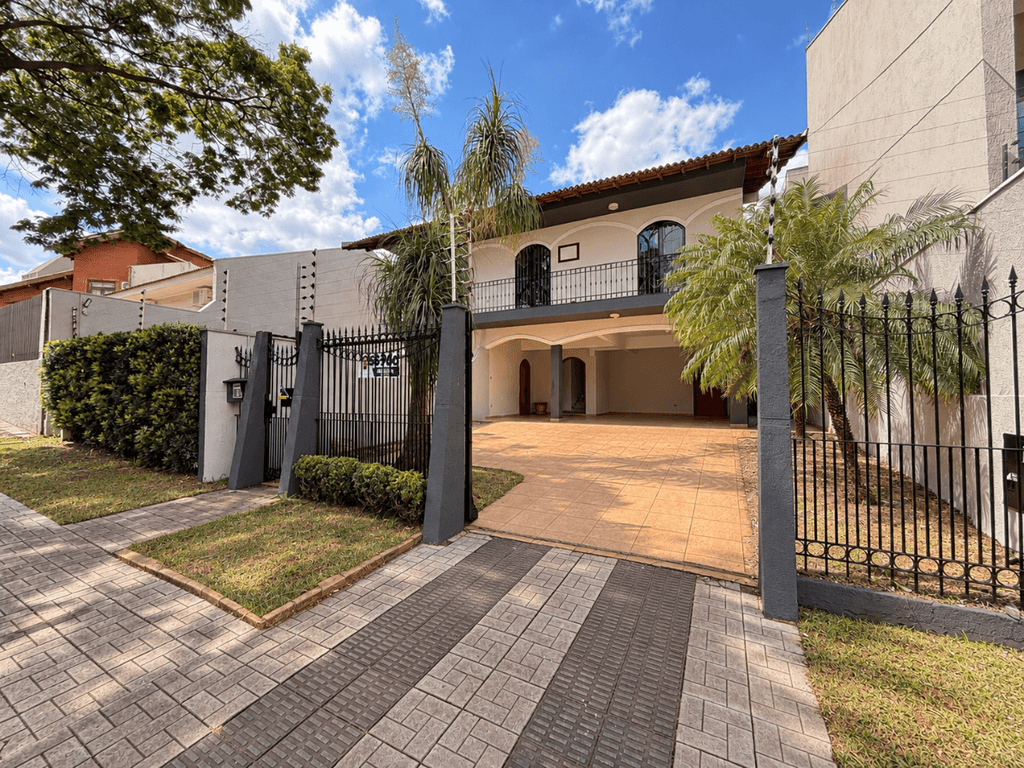 Sobrado à venda em Maringá, Zona 05, com 4 quartos, com 325.49 m²