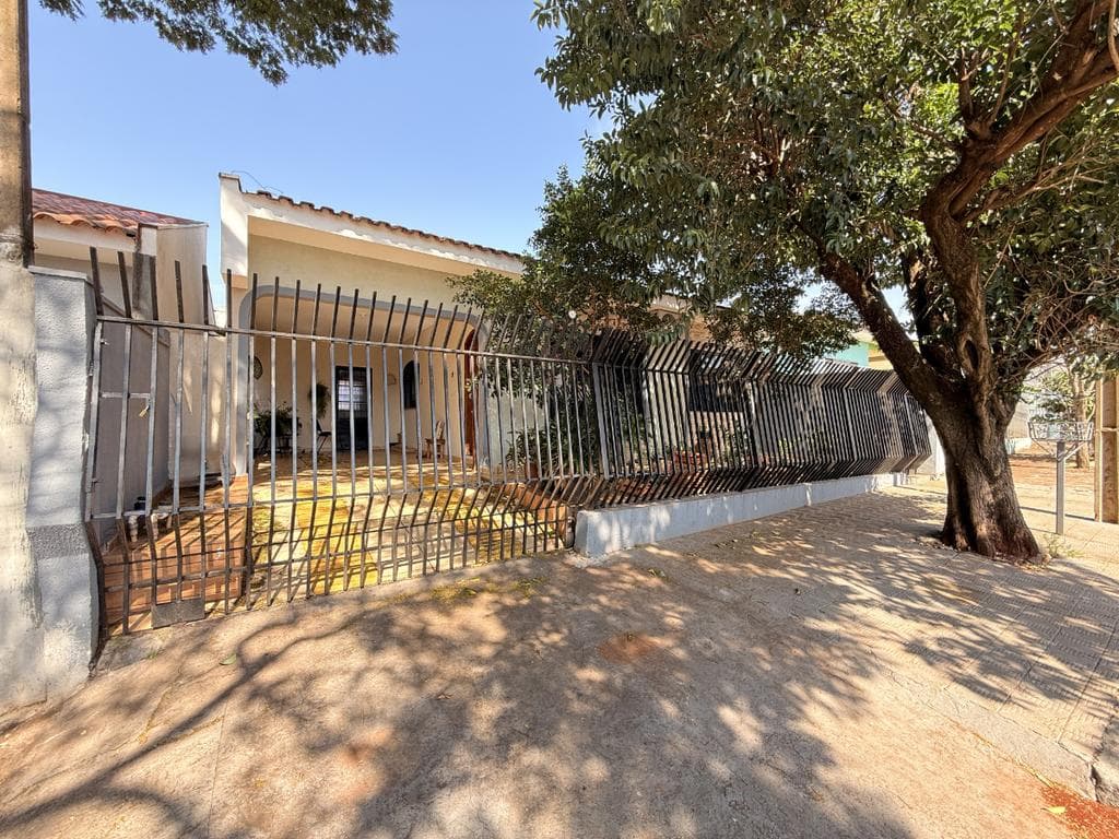 Casa à venda em Maringá, Jardim São Silvestre, com 5 quartos, com 220.75 m²