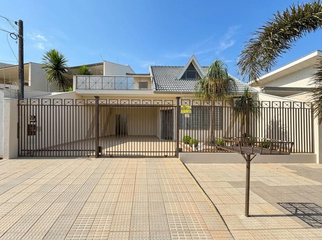 Sobrado à venda em Maringá, Gleba Patrimônio, com 4 quartos, com 208.44 m²