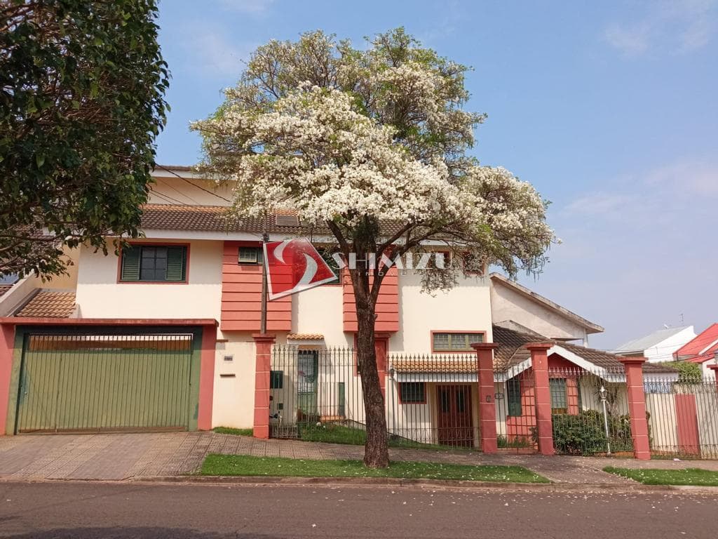 Casa ampla com 5 quartos e 3 suítes