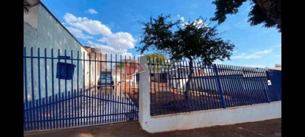 Casa com terreno inteiro à venda em Maringá, Parque Residencial Tuiuti, com 2 quartos, com 87.99 m²
