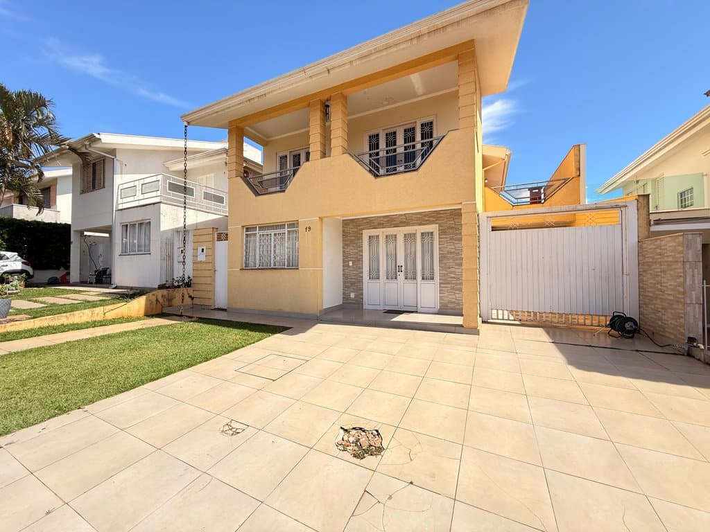 Sobrado à venda em Maringá, Zona 05, com 3 quartos, com 189.53 m²