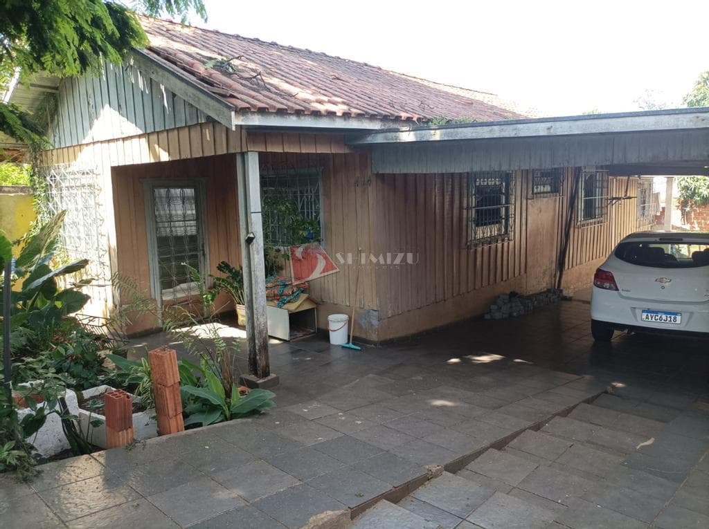 São duas casas com 2 quartos em um terreno de 448 metros no bairro Alvorada 