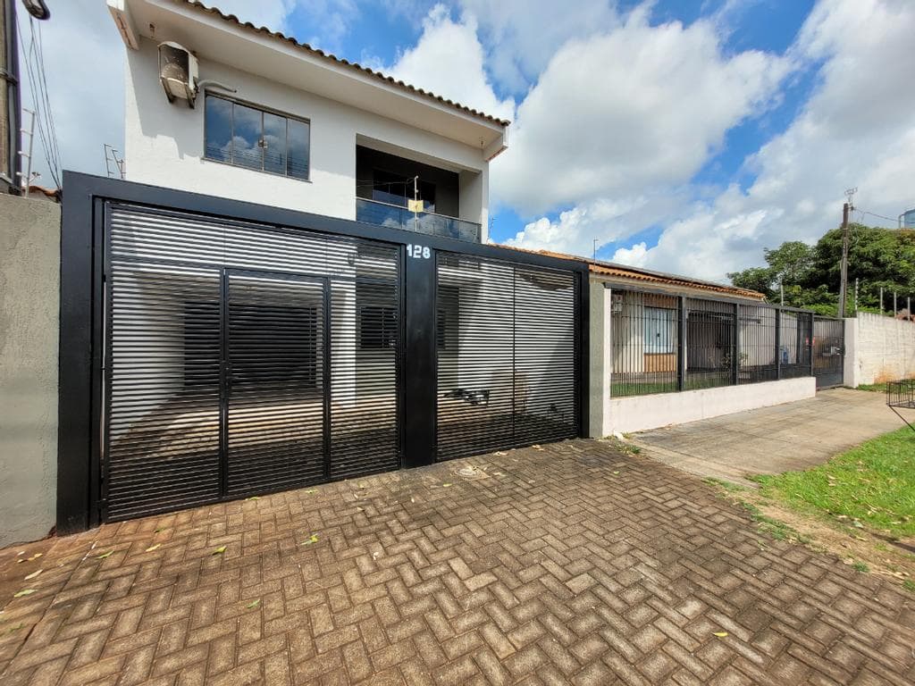 Sobrado à venda em Maringá, Loteamento Madrid, com 3 quartos, com 138 m²