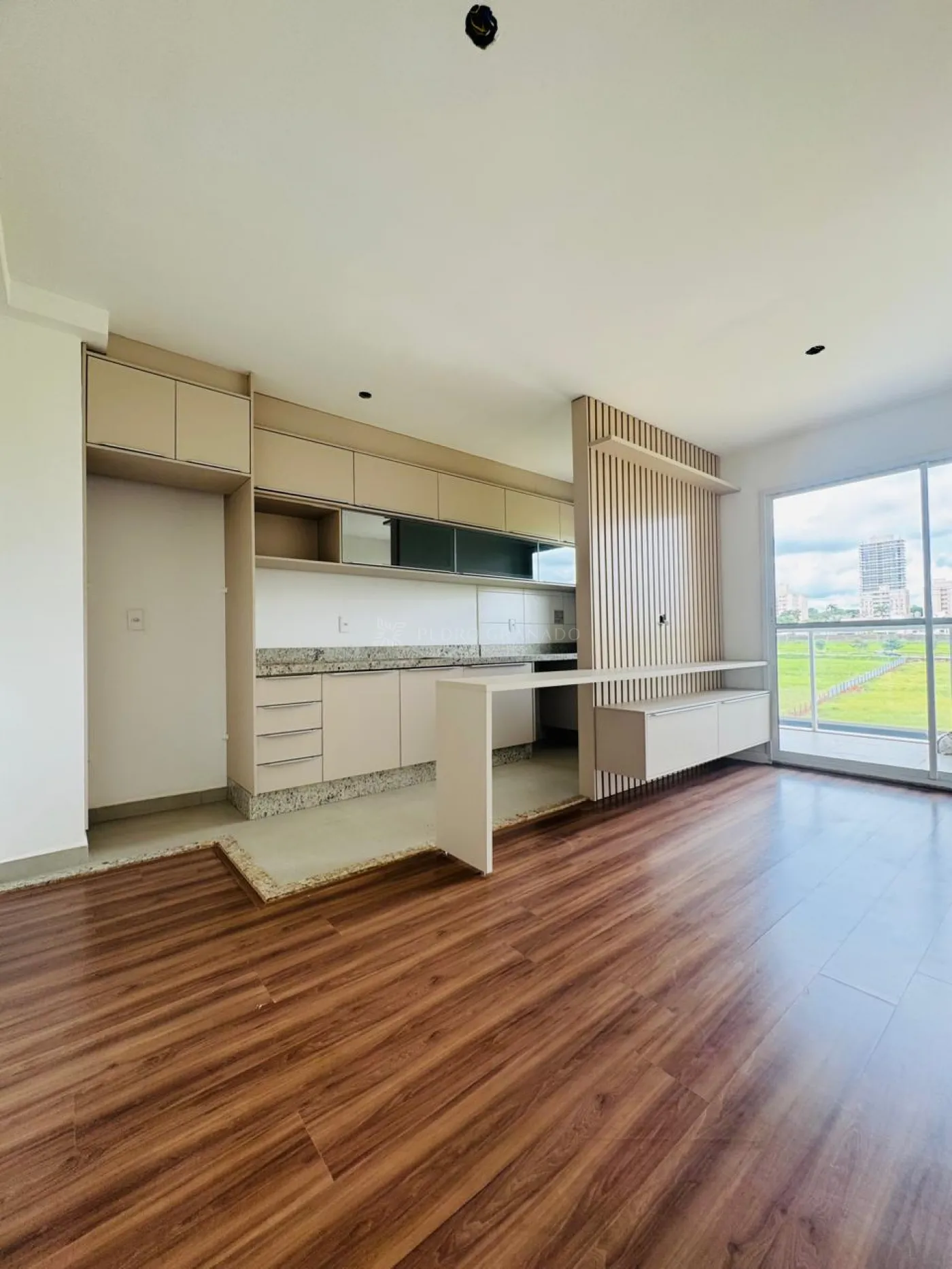 Apartamento novo, de frente andar alto em excelente localizaçao.