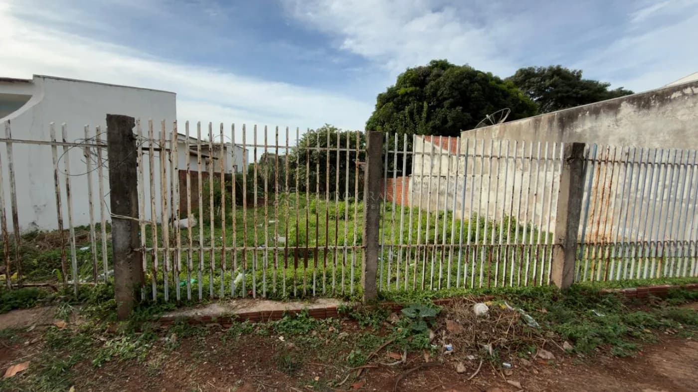 Terreno inteiro no Parque das Bandeiras