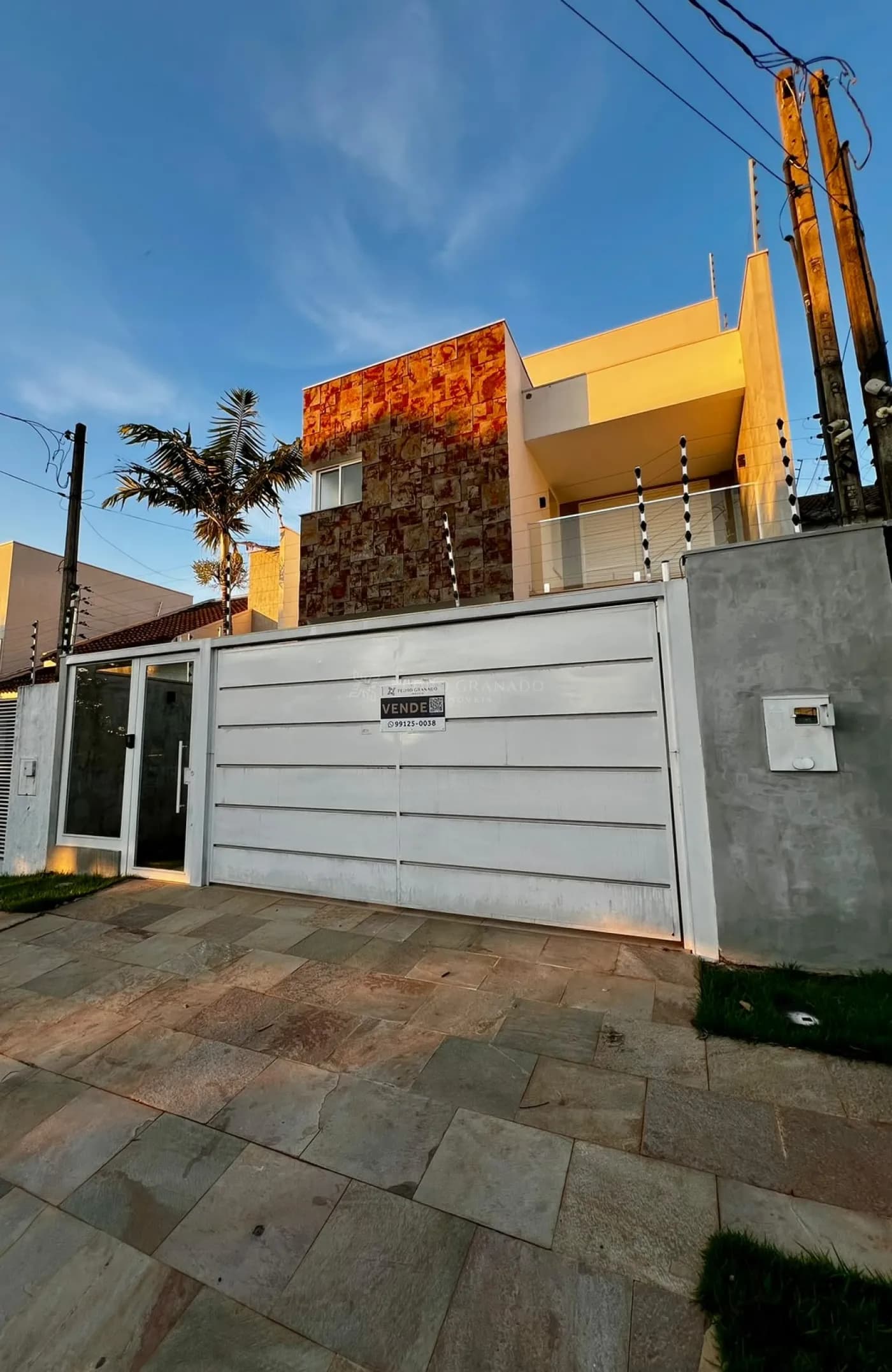 Sobrado moderno com piscina e alto padrão de acabamento!!