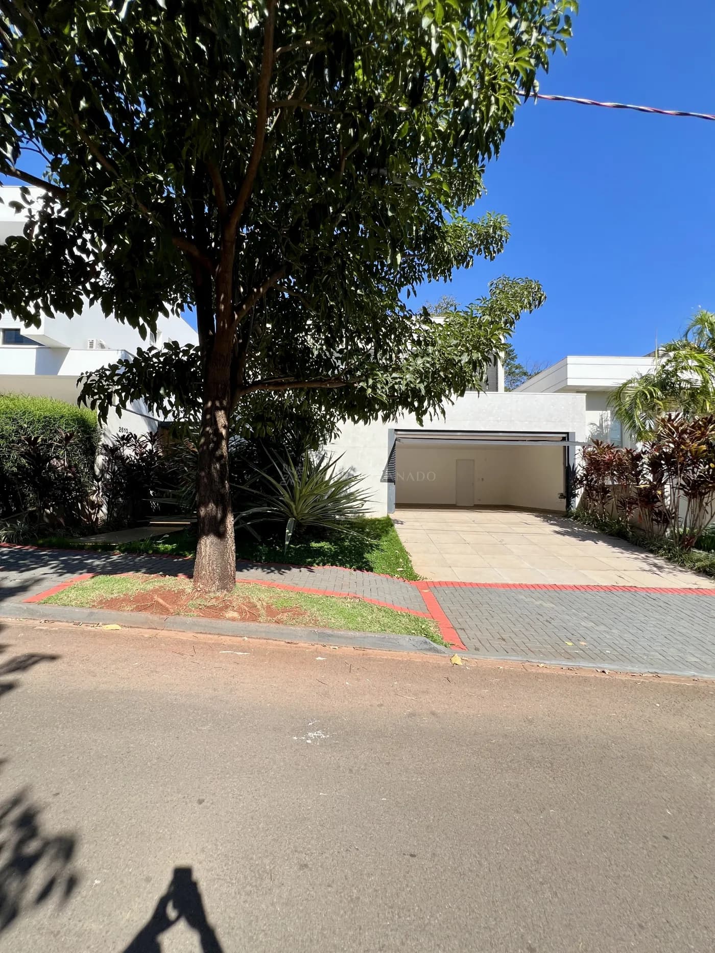 Casa em condomínio fechado, com piscina e condomínio com lazer completo