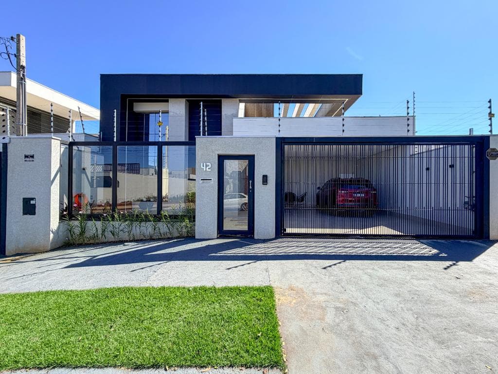 Casa à venda em Maringá, Jardim Munique, com 3 suítes, com 204.35 m²