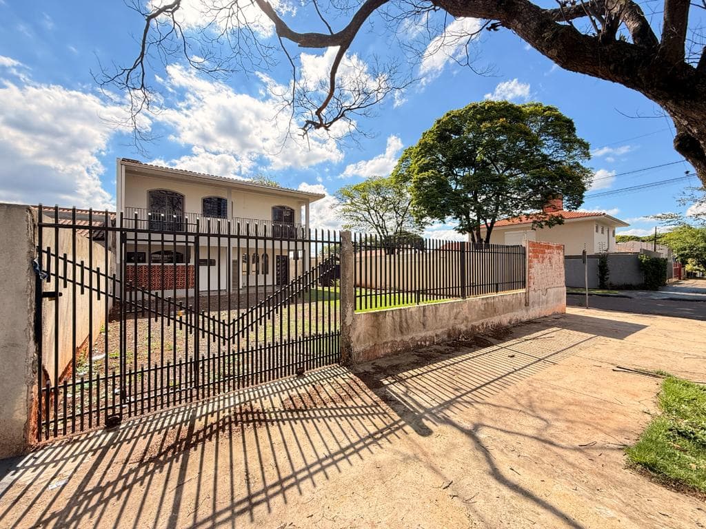 Sobrado à venda em Maringá, Jardim Alvorada, com 3 quartos, com 138.7 m²
