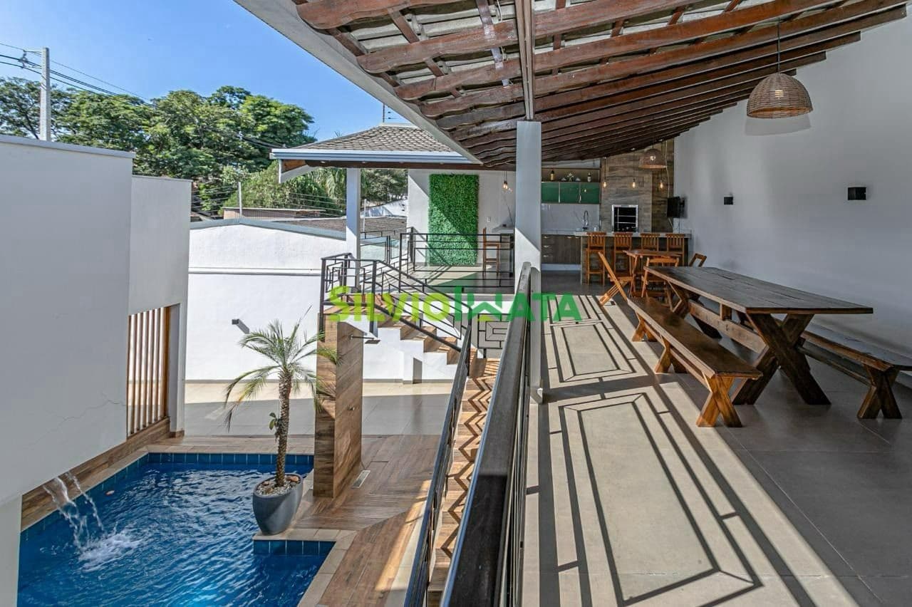 Casa de Alto Padrão à Venda no Jd Los Angeles - Mais de 300m² de Área Construída, 3 Quartos sendo 2 suítes e 7 Vagas de Garagem . Energia Fotovoltaica e Piscina com Cascata