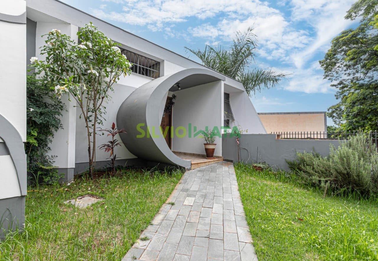 Sobrado Amplo com Piscina à venda na Zona 05 - Mais de 500m² de Construção, 3 Suítes e Hidromassagem