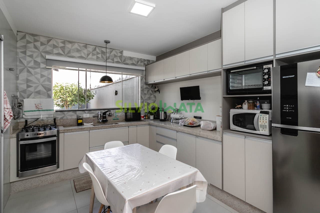 Sobrado à venda com 1 Suíte + 2 Quartos - Maringá/PR