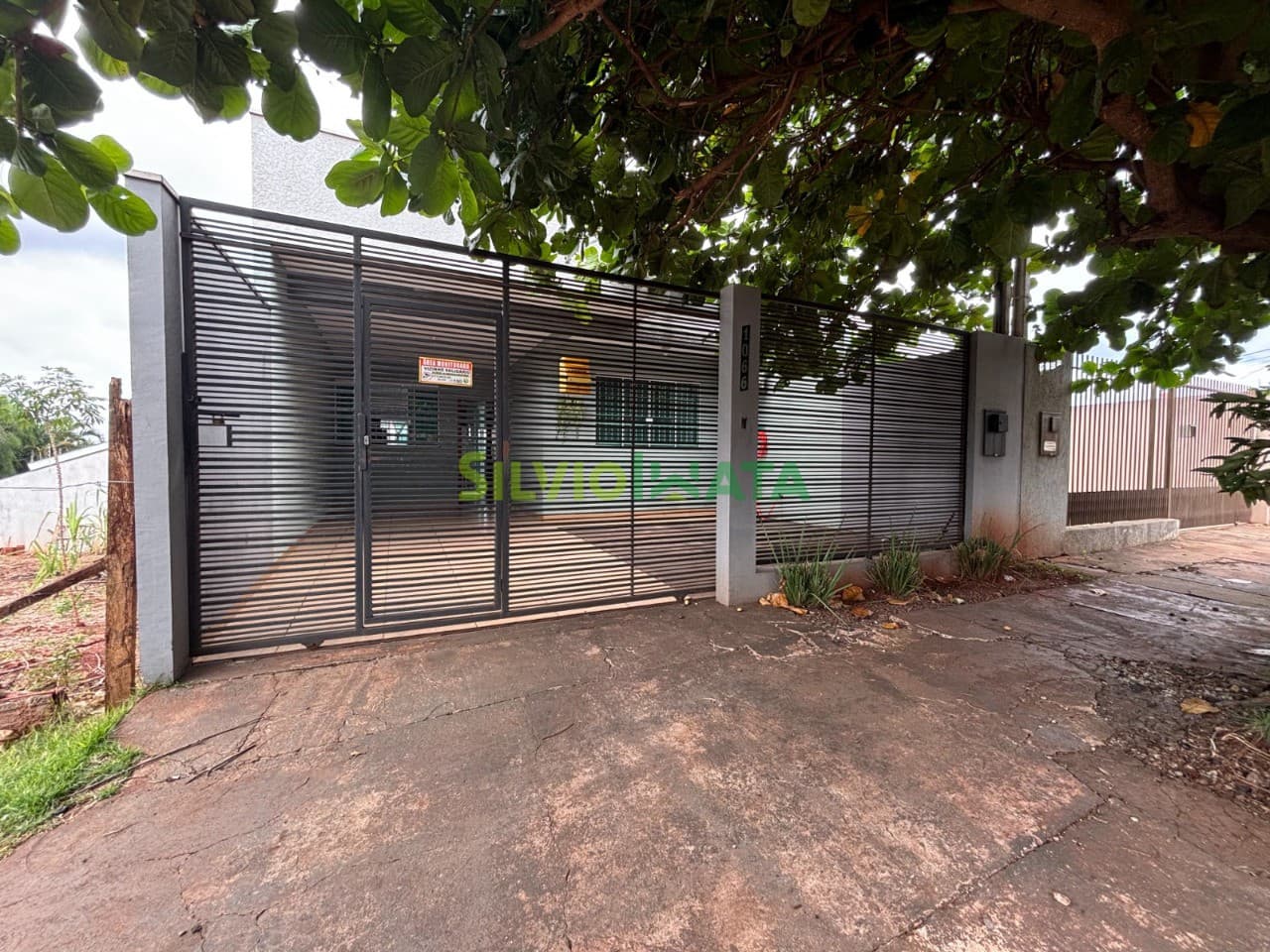 Casa à venda no Jd. Everest com Quase 100m² de Construção, Com Suíte e Jardim de Inverno