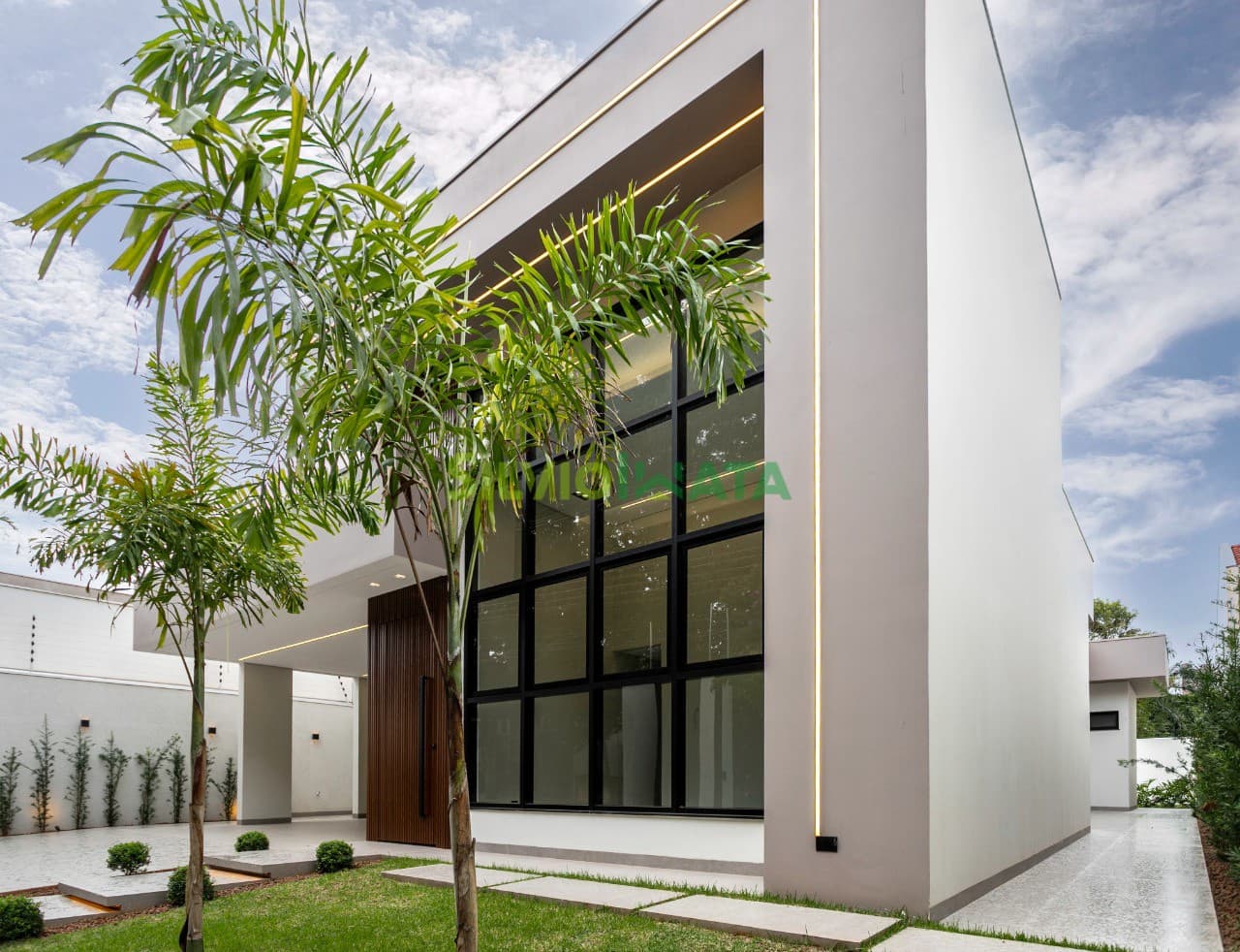Sobrado Novo de Alto Padrão à Venda na Zona 04 Maringá/PR | 312m² Privativos | Piscina | 3 Suítes