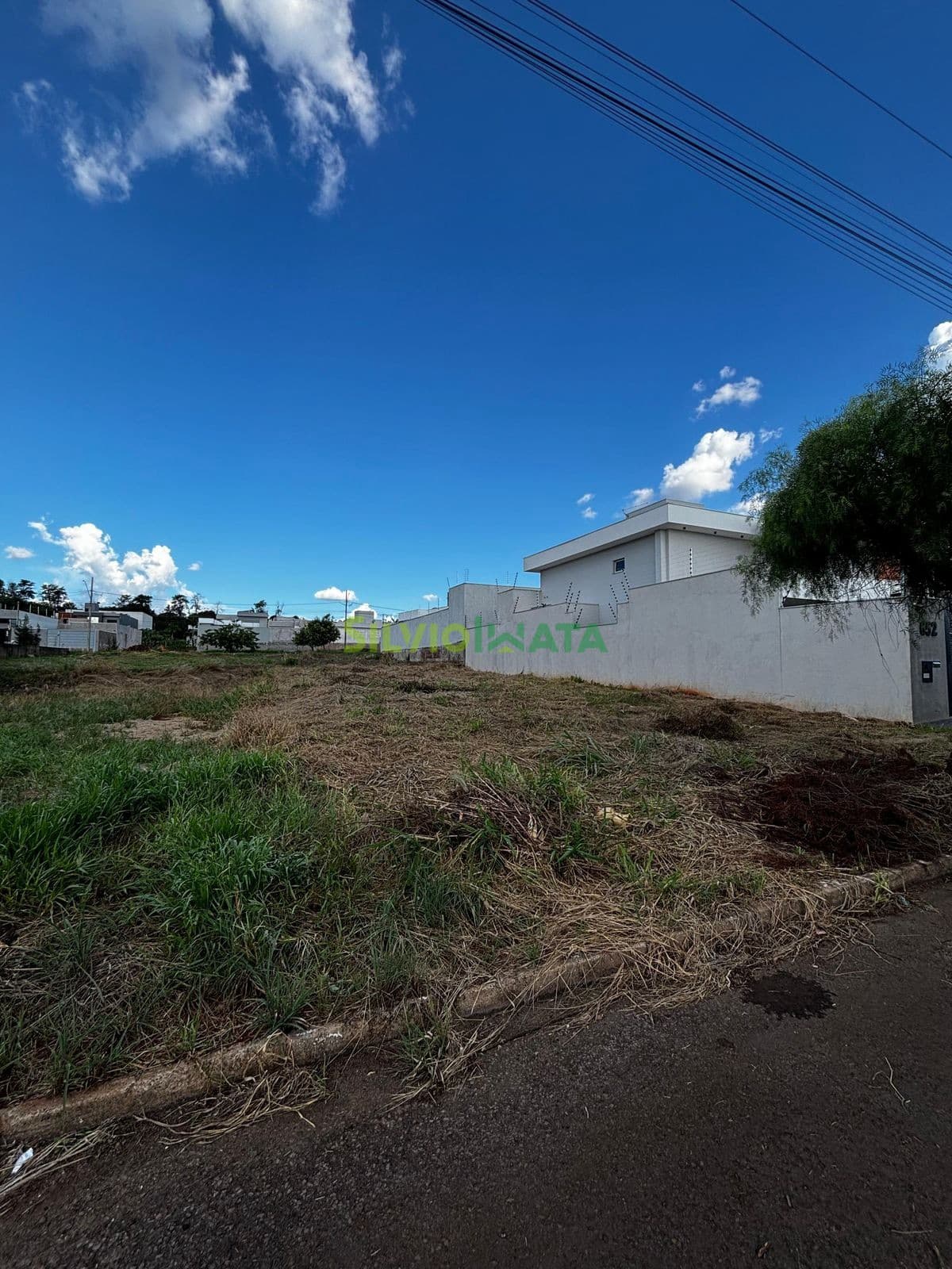 Terreno à venda por R$ 330.000,00 no Jardim Munique, em Maringá-PR.