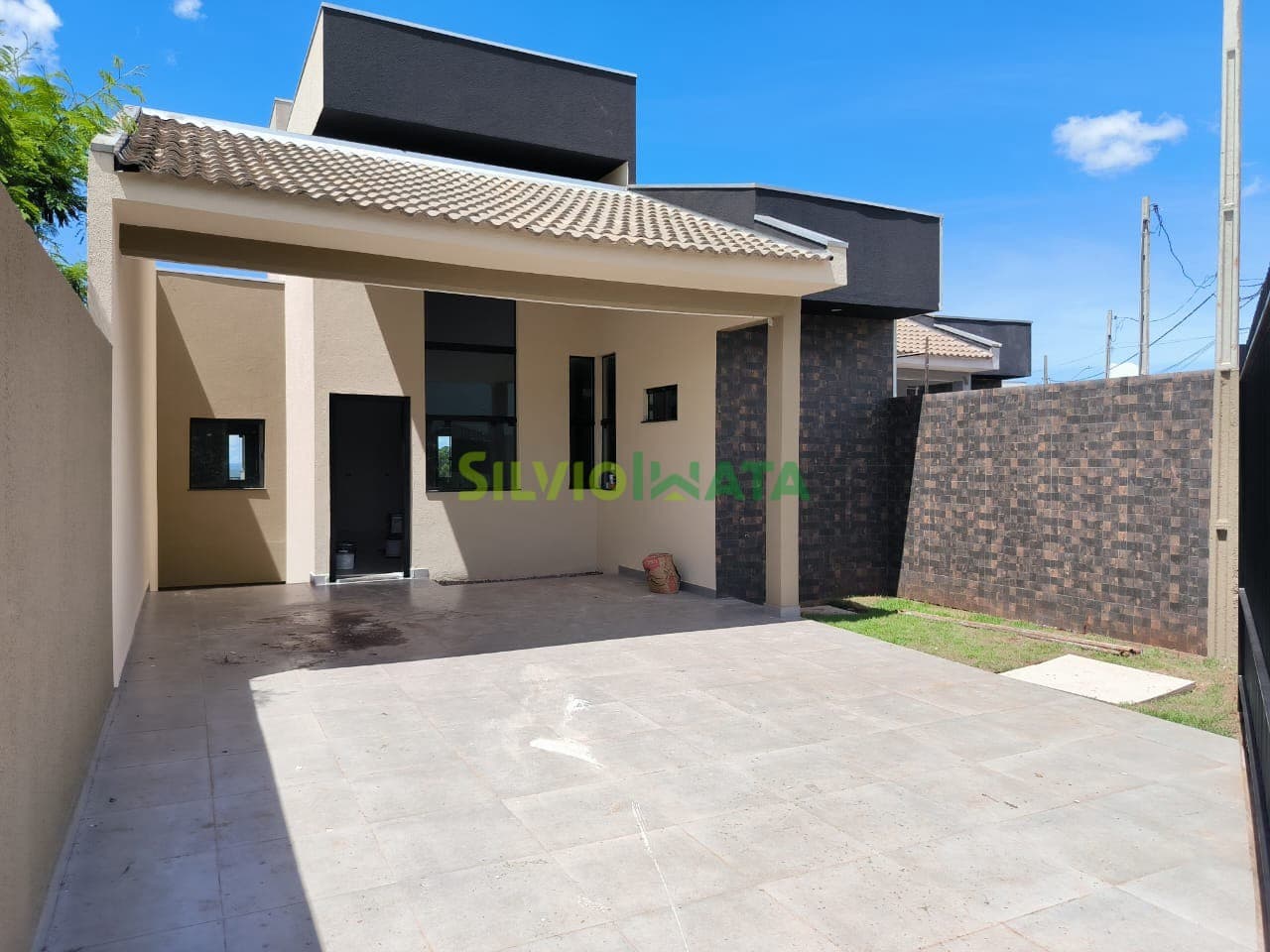 Sobrado novo à venda por R$ 885.000,00 no Residencial Arezzo, Maringá-PR