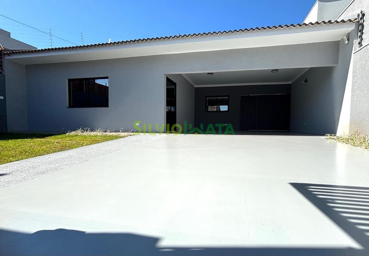 Casa térrea com terreno inteiro à venda no Jardim Galeão, em Maringá Excelente localização