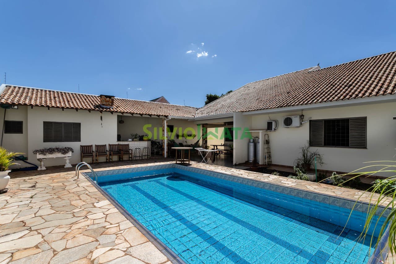 Casa térrea à venda no Jardim Iguaçu 3 quartos, sendo uma Suíte, Escritório e Ampla Área de Lazer com Piscina