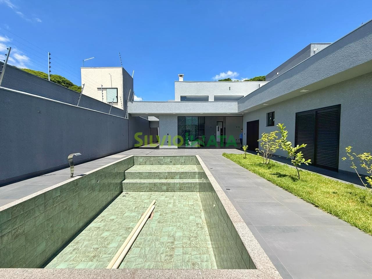 Casa térrea de alto padrão a venda localizada na Zona 5 em Maringá.